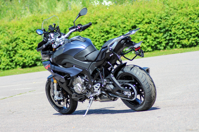 BMW S1000XR – Adventure ja rataohjus törmäyskurssilla