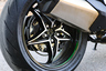 Kawasaki H2 SX SE – Peto tuulipuvussa
