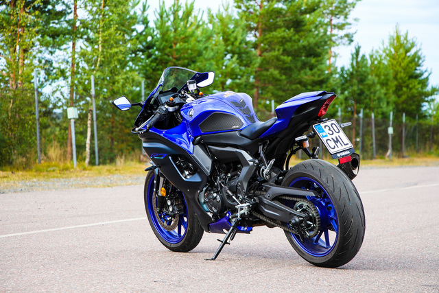 Yamaha R7 – Ketterä ratakärpänen Yamaha R7 – Ketterä ratakärpänen