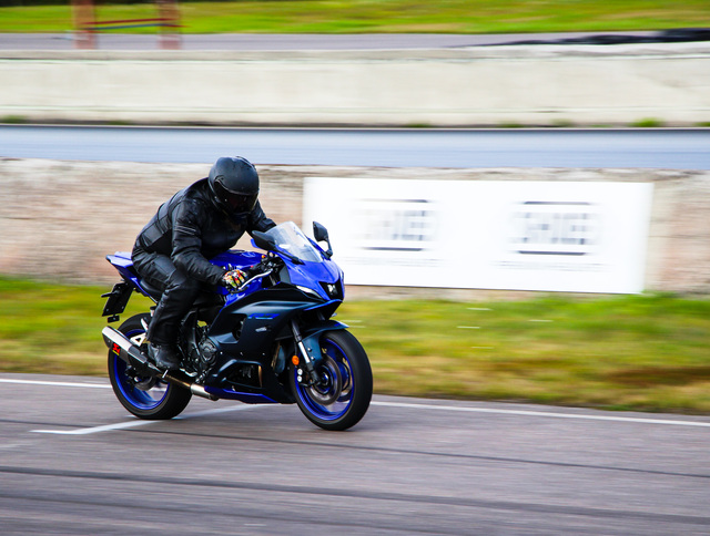 Yamaha R7 – Ketterä ratakärpänen