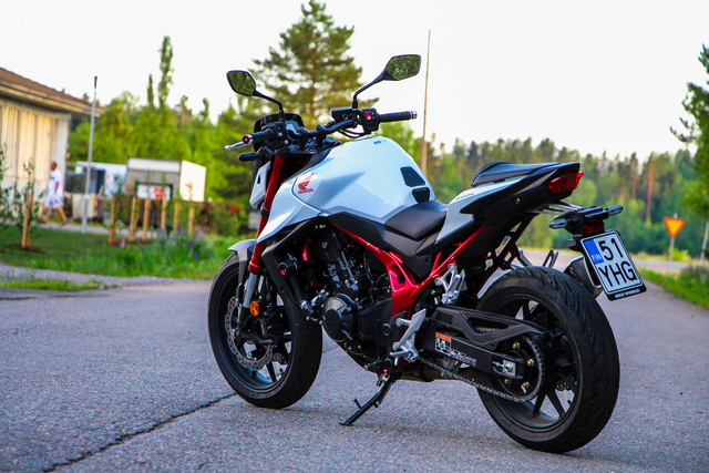Honda CB 750 Hornet – Uudesti syntynyt herhiläinen Honda CB 750 Hornet – Uudesti syntynyt herhiläinen