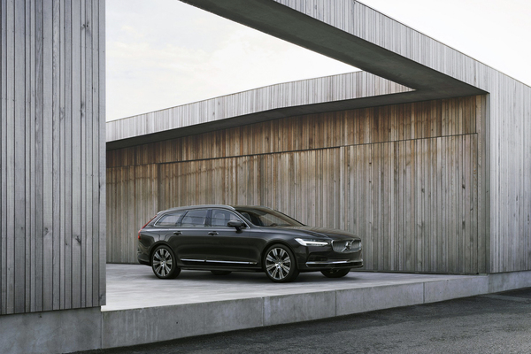 Volvo Cars esittelee uudistetut S90/V90-mallit