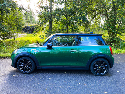 MINI Cooper SE – Minitunnelmaa myös sähkömuodossa MINI Cooper SE – Minitunnelmaa myös sähkömuodossa