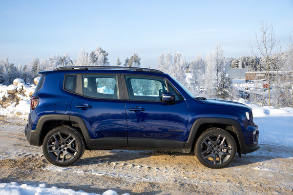 Jeep Renegade 4XE – Pistokkeellisen verran kapinaa Jeep Renegade 4XE – Pistokkeellisen verran kapinaa