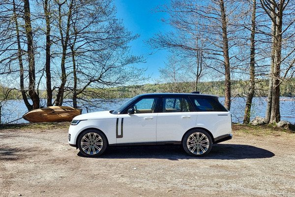 Range Rover - luksusmaasturi edustuskäyttöön ja tarvittaessa maastoon Range Rover - luksusmaasturi edustuskäyttöön ja tarvittaessa maastoon
