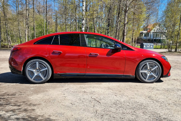 Sähköinen Mercedes-EQ EQE - tulevaisuuden tekniikan ja perinteikkään mukavuuden liitto Sähköinen Mercedes-EQ EQE - tulevaisuuden tekniikan ja perinteikkään mukavuuden liitto