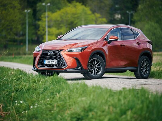 Lexus NX450h+ - parhaille katumaastureille on löytynyt uusi haastaja