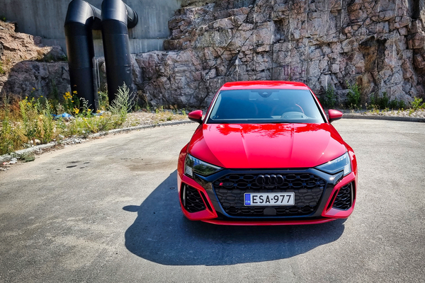 Audi RS 3 - polttomoottoriauto hyökkää kuin hyeena Audi RS 3 - polttomoottoriauto hyökkää kuin hyeena
