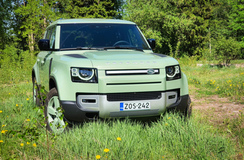 Land Rover Defender 75th - Juhlamallin kuninkaallinen kyyti