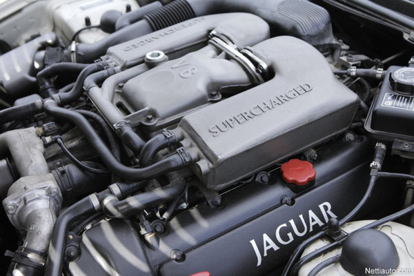 Jaguar XKR: Pääsylippu parempiin piireihin Jaguar XKR: Pääsylippu parempiin piireihin