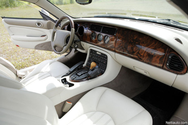 Jaguar XKR: Pääsylippu parempiin piireihin