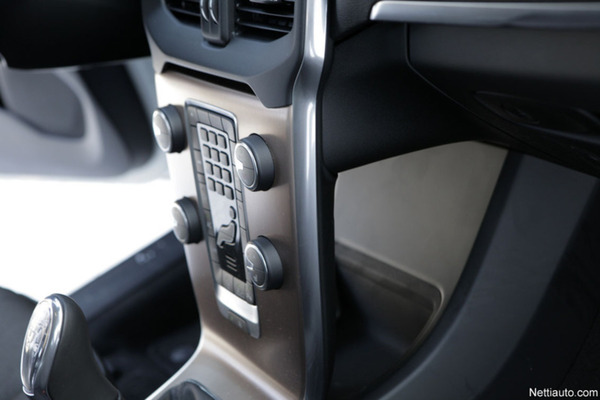 Volvo V40 Cross Country: Katumaasturin elkeitä