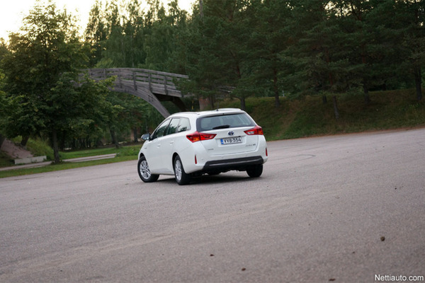 Toyota Auris Touring Sports: Hybridin kauniimmat kasvot Toyota Auris Touring Sports: Hybridin kauniimmat kasvot
