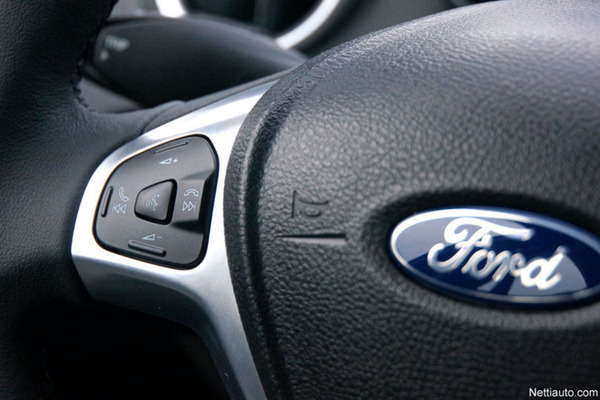 Ford Fiesta Ecoboost kuva ohjaamosta