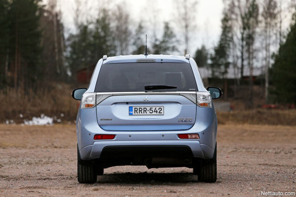 Mitsubishi Outlander PHEV - Kilometrejä pistorasiasta