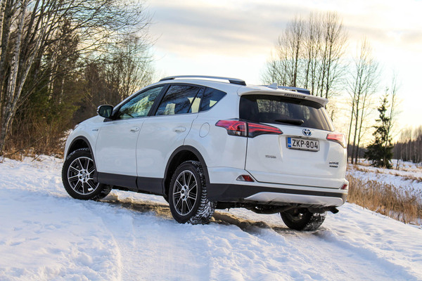 Toyota RAV4 Hybrid 4WD – Kaksineuvoinen RAVuri Toyota RAV4 Hybrid 4WD – Kaksineuvoinen RAVuri