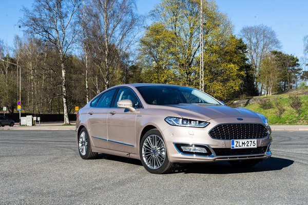Ford Mondeo Vignale – Parkkipaikan laatutaso ylös