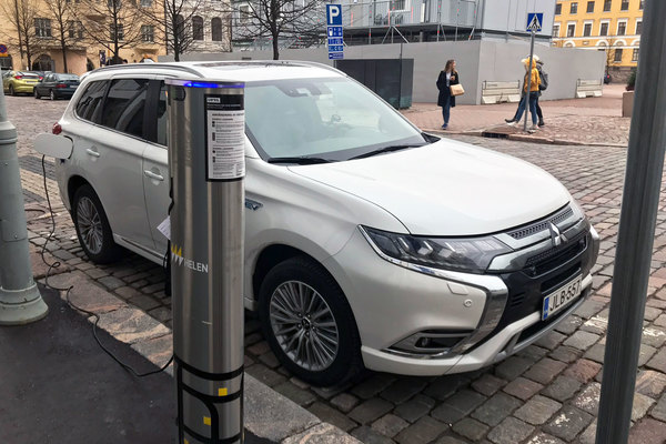 Mitsubishi Outlander PHEV - sähköllä mennään (hetken verran) - Nettiauto