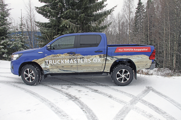 Toyota Hilux nyt myös TruckMasters OX -kevytkuorma-autona