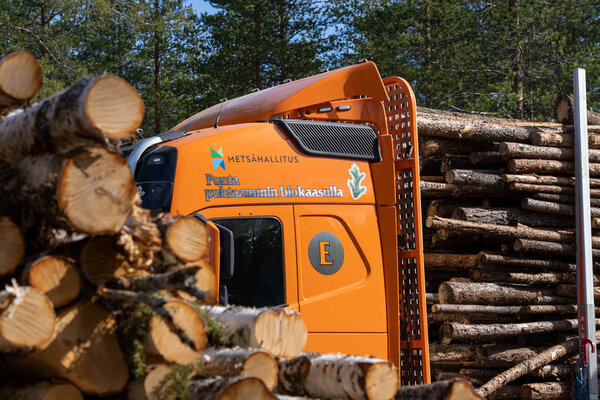 Suomen ensimmäinen biokaasulla kulkeva puuauto on uranuurtaja alalla: ”Ylittänyt odotukset”